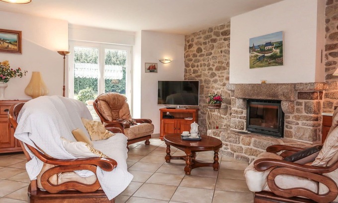 Ploemeur House | Wonderful private villa for 4 people with TV, pets allowed and parking