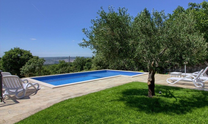 Brovinje House | Wonderful private villa with private pool, WIFI, A/C, TV, terrace, pets allowed and parking