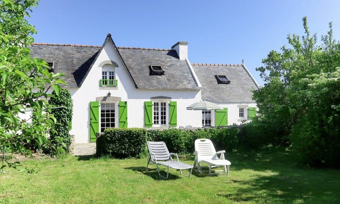 Goulien House | Wonderful private villa for 6 guests with TV, terrace, pets allowed and parking