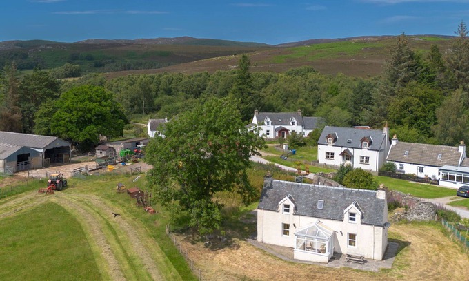 Balnain House | Wonderful private villa for 4 guests with TV, patio, pets allowed, panoramic view and parking