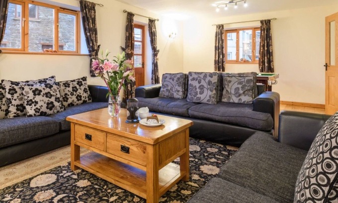 Brecon House | Wonderful private villa for 9 guests with WIFI, TV, patio, panoramic view and parking