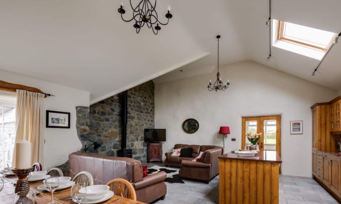 Garn Fadryn Villa | Wonderful private villa for 24 people with WIFI, TV, patio, pets allowed, panoramic view and par...