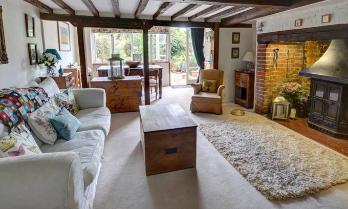 Rolvenden House | Wonderful private villa for 5 people with WIFI, TV, patio, pets allowed and parking