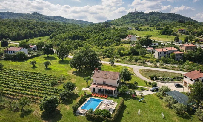 Pican House | Wonderful private villa with WIFI, A/C, private pool, TV, terrace, pets allowed and parking