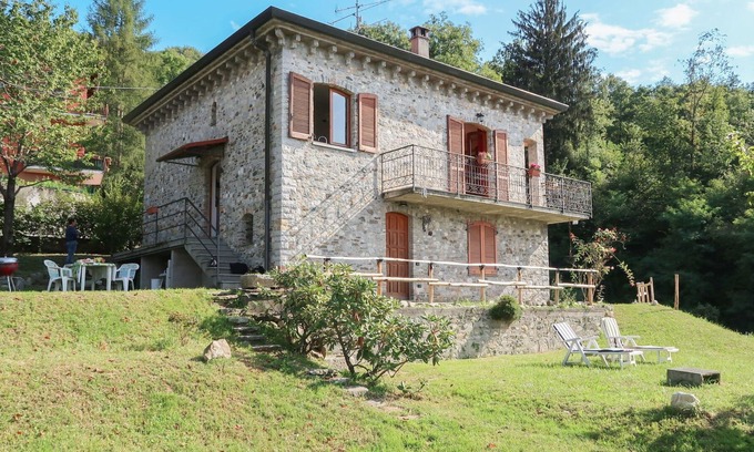 Brezzo di Bedero House | Wonderful private villa for 5 people with WIFI, TV, patio, pets allowed and parking