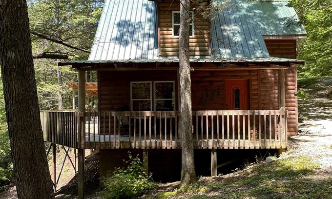 Rogers Cabin | Wonderful secluded cabin with wi-fi, hot tub and large fire pit on a cliff side