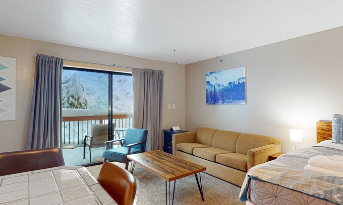 Yosemite National Park Apartment | Wonderful studio with balcony - inside Yosemite National Park