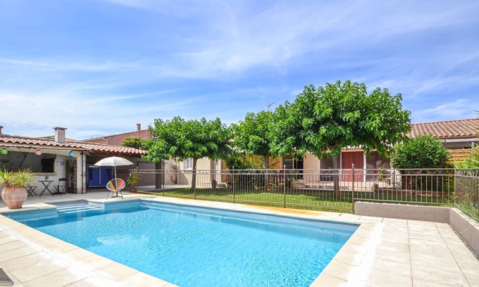 Fourques House | Wonderful vacation accommodation in quiet residential area near Arles.