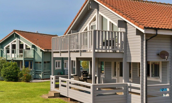 Hopton House | Wonderful villa for 4 guests with hot tub, WIFI, balcony and parking