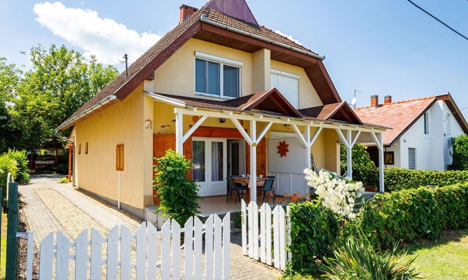 Balatonszarszo House | Wonderful villa for 5 guests with TV, patio and parking