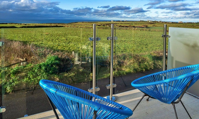 Treknow House | Wonderful villa for 2 guests with WIFI, terrace and parking