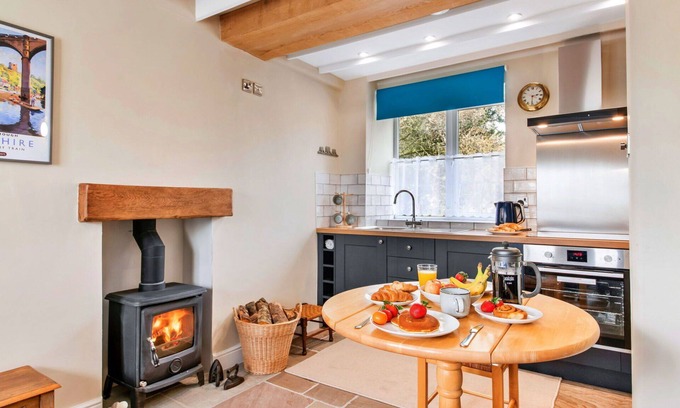 Grewelthorpe House | Wonderful villa for 2 guests with WIFI, TV, pets allowed and parking