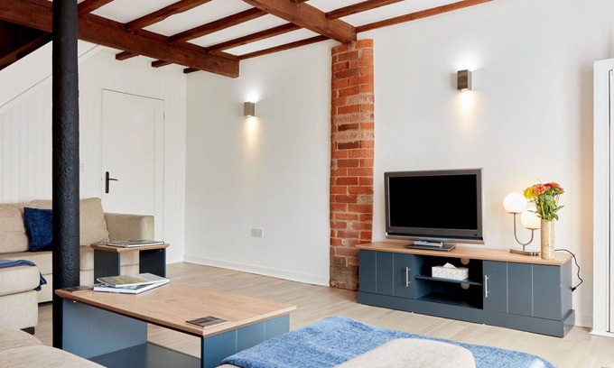 Dalbury Lees House | Wonderful villa for 4 guests with WIFI, hot tub, TV and parking