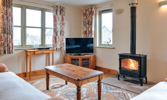 Craven Arms House | Wonderful villa for 4 guests with WIFI, pool, terrace and parking