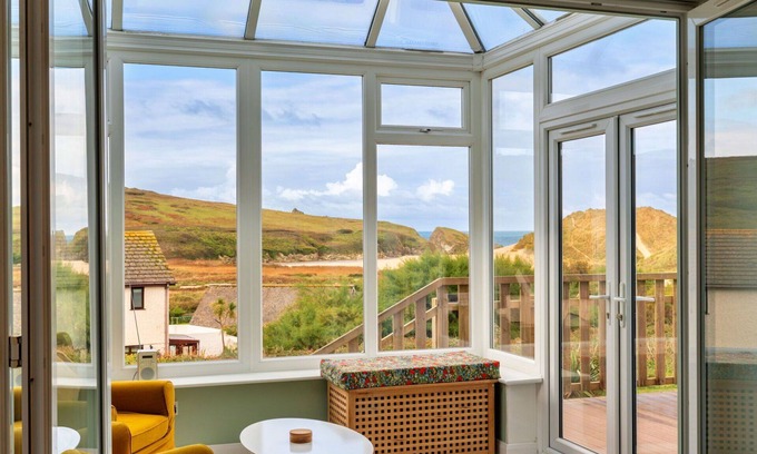 Holywell House | Wonderful villa for 6 guests with WIFI, terrace and pets allowed