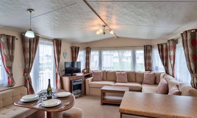 Helston House | Wonderful villa for 6 guests with WIFI, pool, terrace, pets allowed and parking