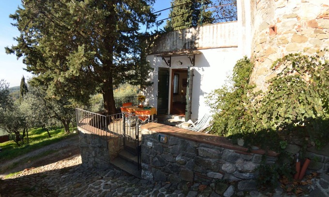 San Gennaro Villa | Wonderful villa for 4 guests with TV, terrace, pets allowed and parking, close to Lucca