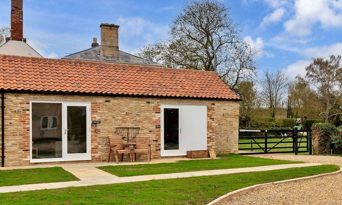 Thurlby House | Wonderful villa for 2 guests with WIFI, terrace, pets allowed and parking