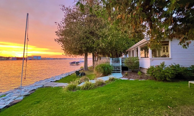 Sturgeon Bay Cottage | Wonderful waterfront home