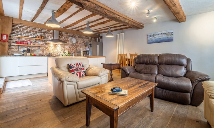 Hadleigh Cottage | Wonderful wooden beamed 17th century retreat - White Lion Cottage