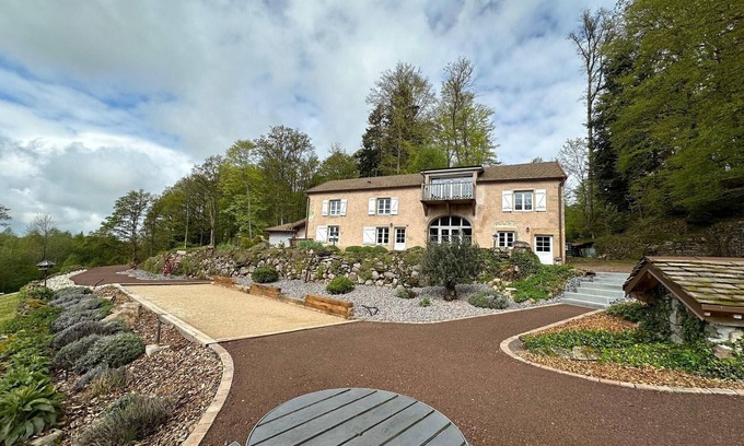 La Lanterne-et-les-Armonts Cottage | Woodland Cottage: Comfort in Nature, near the Thousand Lakes Plateau