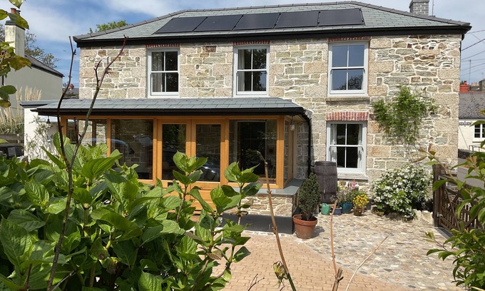 Mylor Bridge House | WOODBINE COTTAGE, pet friendly, with open fire in Mylor Bridge
