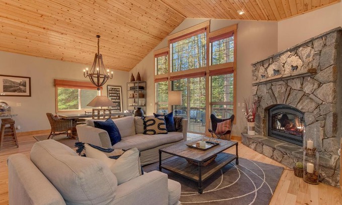 Truckee House | Woodcrest at Tahoe Donner 3BR with Pool Table - 3000 sq ft