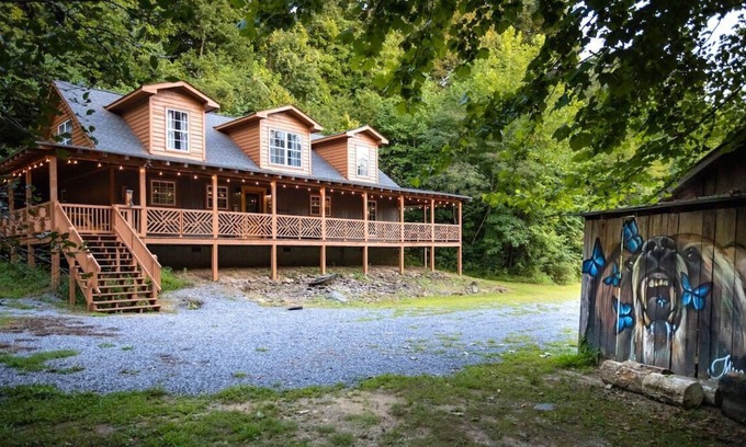 Walland Cabin | Wooded cabin on 47ac. Pvt trails. 17 mins to GSMNP