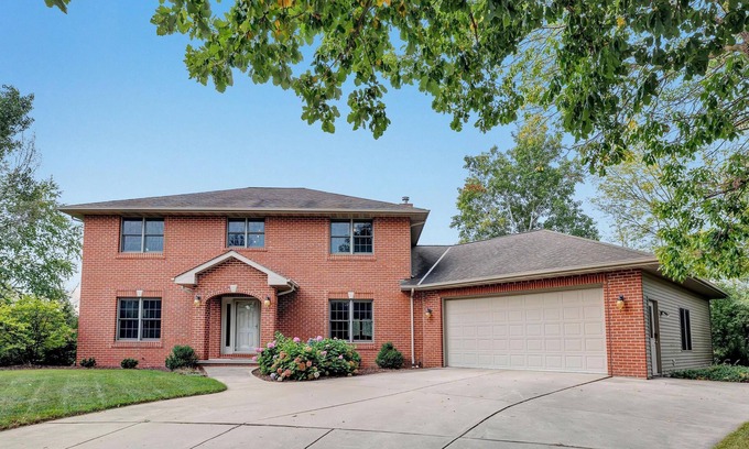 Green Bay House | Wooded Cul-De-Sac Oasis