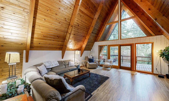 Neighbors Southwest House | Wooded hideaway, a tranquil retreat in the heart of Beaverton with loft and WiFi