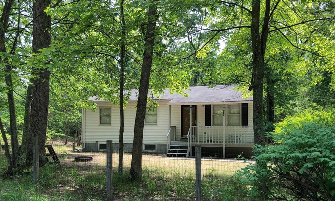 Lakewood Club House | Wooded Twin Lakes Retreat: 13 Mi to Lake Michigan!