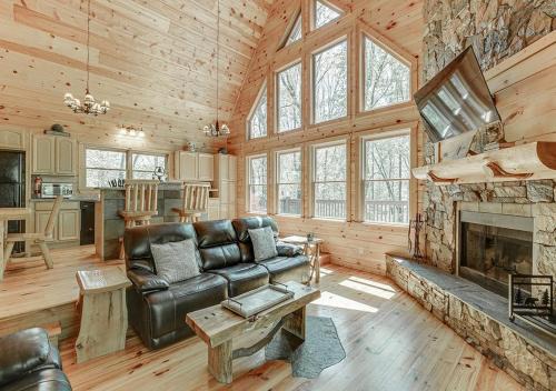 Cleveland House | Wooded ViewsNear Helen w Fireplace & Hot Tub