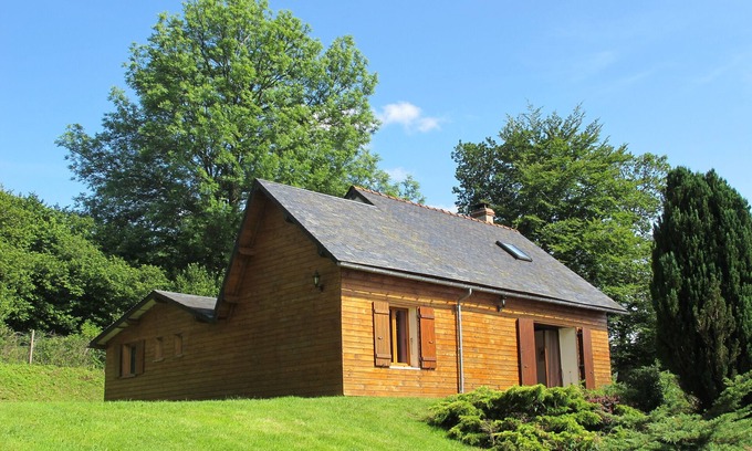 Moux-en-Morvan Ski Chalet | Wooden house with bird sounds on quiet property with free fishing