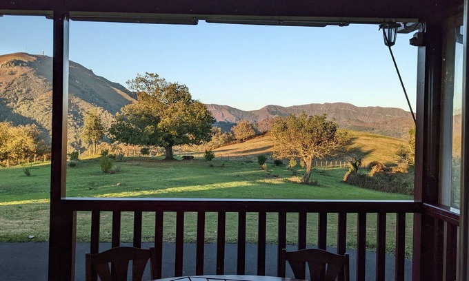 Osses House | Wooden house with garden in the heart of Basque wineyeard