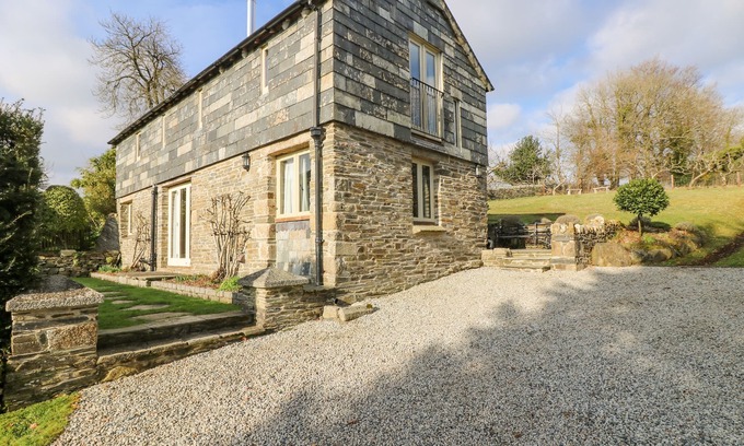 Liskeard Cottage | WOODFIELD COACH HOUSE, family friendly, with hot tub in Liskeard