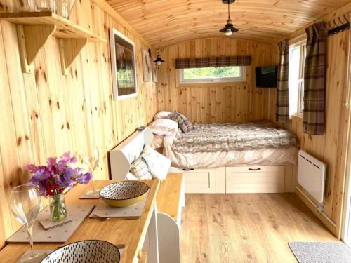 Perth House | Woodhead Shepherds Hut - Sleeps 2 - Mailer Farm