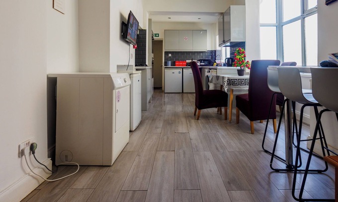 Stoke-on-Trent Apartment | WoodHus Lodge Lovely Specious Room 5