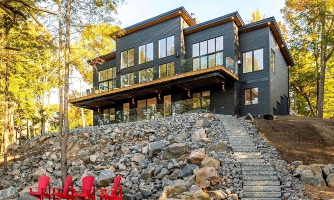 Bracebridge House | WoodLake Retreat – High-Speed Comfort, Cozy Sauna, Timeless Views