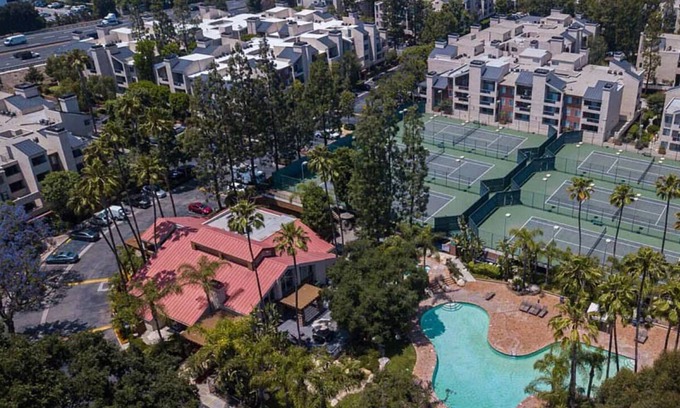 Warner Center Condo | Woodland Hill 2BR Suite with Pool/Gym/Parking