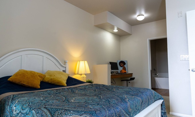 Warner Center Apartment | Woodland Hills 2 Bedroom City Views Close to Los Angeles