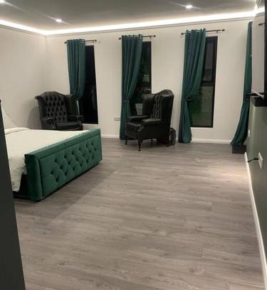 Londonderry Apartment | Woodland lodge green room