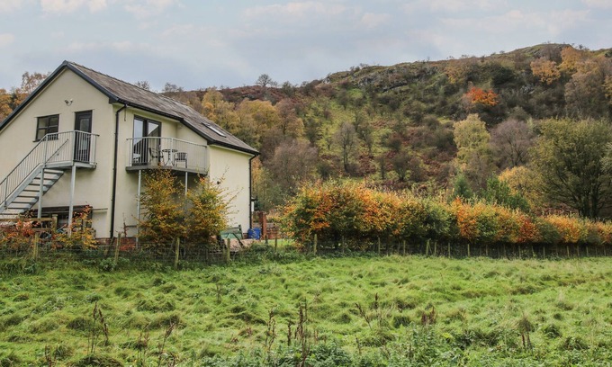 Mold Cottage | WOODLAND VIEW, romantic in Llanarmon-Yn-Ial
