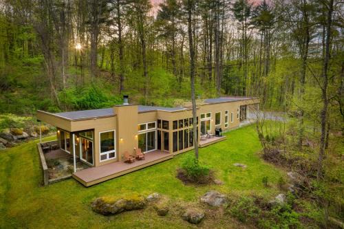 Housatonic House | Woodland Zen by AvantStay Modern Design Patio