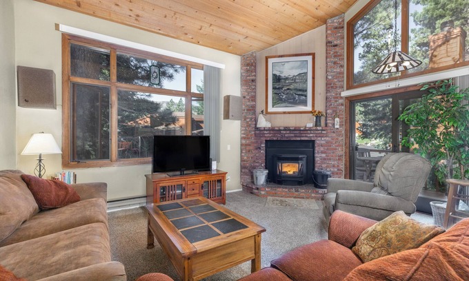 Mammoth Lakes House | Woodlands 2 Bedroom & Loft Townhouse In A Beautiful Wooded Complex