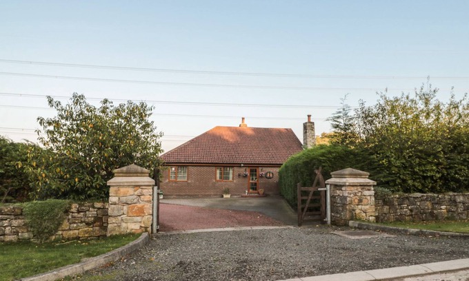 Alnwick House | WOODLANDS, pet friendly, with hot tub in Edlingham