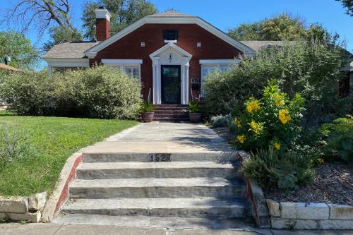 Woodlawn Lake House | Woodlawn Avenue Beauty
