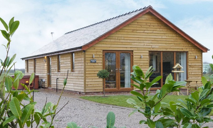 Nantwich Cottage | WOODMAN'S LODGE, family friendly, with hot tub in Nantwich