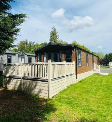 Allerthorpe House | Woodpark Lodge with Hot Tub