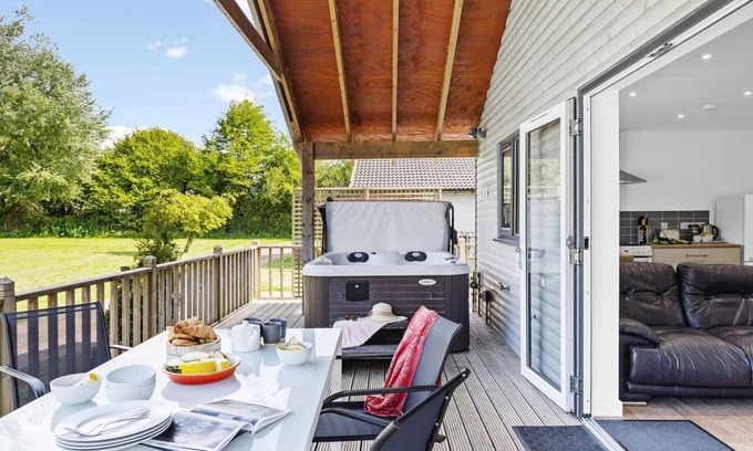 Somerton Cabin | Woodpecker Lodge, Redlake Farm