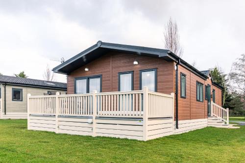 Allerthorpe Cabin | Woodpecker Lodge with Hot Tub
